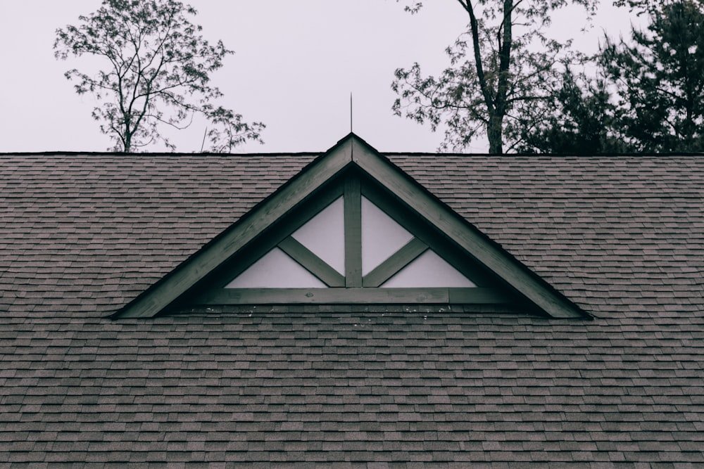 Roof line with dormer window